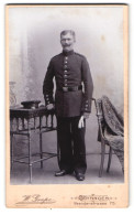 Fotografie W. Grape, Göttingen, Weenderstr. 75, Portrait Soldat In Uniform Mit Kaiser Wilhelm Bart  - Personnes Anonymes