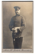 Fotografie H. Lüddecke, Braunschweig, Stobenstr. 10, Portrait Uffz. In Uniform Mit Säbel Und Kaiser Wilhelm Bart  - Personnes Anonymes