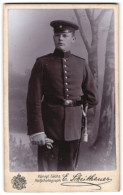 Fotografie E. Scheithauer, Zwickau I. S., Äussere Plauensche Str. 24, Portrait Junger Soldat In Uniform Mit Bajonett  - Anonymous Persons