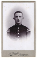 Fotografie Fr. Boesche, Magdeburg, Jacobstr. 14, Portrait Junger Soldat In Musiker Uniform Mit Segelohren  - Personnes Anonymes