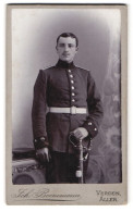 Fotografie Joh. Bornemann, Verden / Aller, Portrait Soldat In Uniform Mit Säbel Und Krätzchen  - Personnes Anonymes