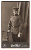 Fotografie Atelier Herzfeld, Leipzig, Thomasgasse 4, Portrait Sächsischer Soldat In Uniform Mit Schirmmütze  - Personnes Anonymes
