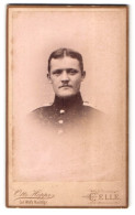 Fotografie Otto Hoppe, Celle, Altencellerthorstr. 7, Portrait Soldat In Uniform Mit Mittelscheitel  - Personnes Anonymes