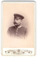 Fotografie C. Stichaner, Ulm, Ensingerstr. 4, Portrait Einjährig-Freiwilliger In Garde Uniform Mit Walrossbart  - Personnes Anonymes