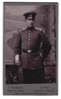 Fotografie J. Harländer, Lübeck, Schwartauer Allee 12c, Portrait Soldat In Uniform Rgt. 162 Mit Bajonett  - Personnes Anonymes