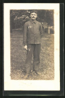 Foto-AK Kriegsgefangener In Uniform Auf Einer Wiese  - Guerre 1914-18