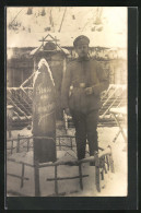 Foto-AK Soldat Psoiert Neben Grossem Geschoss  - War 1914-18