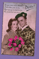 Carte Postale Couple Femme Avec Militaire Béret Vert Et Message  Colorisée Et Crantée Bord Doré - Altri & Non Classificati