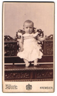 Fotografie W. Sonntag, Kremsier, Portrait Süsses Baby Im Weissen Gerüschten Kleidchen  - Anonymous Persons