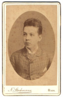 Fotografie N. Stockmann, Wien, Praterstr. 10, Portrait Frecher Bube Im Karierten Anzug  - Anonymous Persons