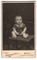 Fotografie Ateluer Udermann, Wien, Schönbrunnerstr. 24, Portrait Süsses Baby Im Niedlich Bestickten Hemdchen  - Personnes Anonymes