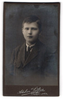 Fotografie V. Letfus, Prerov-Lipnik, Portrait Eines Elegant Gekleideten Buben Mit Krawatte Im Jackett  - Personnes Anonymes