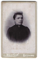 Fotografie V. Werenbach, Klosterneuburg, Heislergasse 3, Portrait Dunkelhaarige Junge Frau In Eleganter Bluse  - Personnes Anonymes