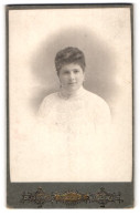 Fotografie Atelier Helios, Vöslau, Kirchenplatz, Portrait Schöne Junge Frau In Weisser Bestickter Bluse  - Anonymous Persons