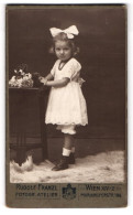 Fotografie Rudolf Franzl, Wien, Mariahilferstr. 186, Portrait Süsses Blondes Mädchen Mit Haarschleife Und Perlenhals  - Personnes Anonymes