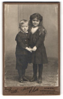 Fotografie Josef Justh, Wien, Schönbrunnerstr. 270, Portrait Bildschönes Kinderpaar In Hübscher Kleidung  - Anonymous Persons