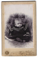 Fotografie Ferd. Kral, Wien, Himbergerstr. 61, Portrait Süsses Baby Im Matrosenkleidchen  - Personnes Anonymes