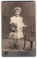 Fotografie Wilh. Elias, Wien, Kaiser-Josef-Str. 22, Portrait Lächelndes Blondes Mädchen Mit Blumenkorb  - Personnes Anonymes