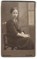 Fotografie Sig. Bing, Wien, Goldschmiedgasse 4, Portrait Hübsche Junge Frau Auf Einem Stuhl Sitzend  - Personnes Anonymes
