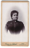 Fotografie Jünger & Jakisch, Wien, Thaliastr. 48, Portrait Dunkelhaarige Frau In Prachtvoll Bestickter Bluse  - Personnes Anonymes