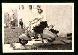 Fotografie Motorrad NSU Lambretta, Lachende Frau Auf Motorroller Sitzend  - Automobile