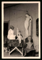 Fotografie Bildhauer Betrachtet Akt-Statue  - Berufe