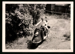 Fotografie Motorrad Heinkel, Junges Paar Auf Motorroller Sitzend  - Automobile