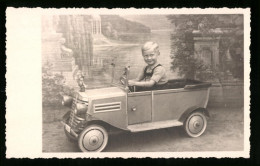 Fotografie Spielzeug-Auto, Tretauto, Blonder Knabe In Seifenkiste Sitzend  - Automobiles