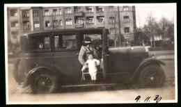 Fotografie Auto Chrysler, Mutter & Kleinkind Auf Trittbrett Stehend 1930  - Automobiles