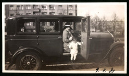 Fotografie Auto Chrysler, Mutter Sitzt Im PKW - Knabe Steigt Aus 1930  - Automobile
