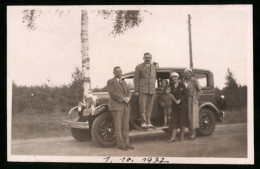 Fotografie Auto Chrysler, Familie Posiert Neben PKW 1932, Kennzeichen IA-54149  - Automobile