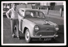 Fotografie Auto Austin, Stolzer Fahrer Nebst PKW 1956  - Automobiles
