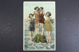 4 Junge Frauen Im Wasser, Badebekleidung - Femmes