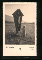 Foto-AK Adalbert Defner: Kleinkind Am Wegkreuz  - Other & Unclassified