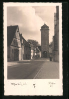 Foto-AK Adalbert Defner: Rothenburg O. T., Strassenpartie Mit Turm  - Autres & Non Classés