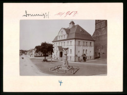 Fotografie Brück & Sohn Meissen, Ansicht Dommitzsch, Strasse Am Rathaus & Kriegerdenkmal  - Lieux