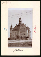 Fotografie Brück & Sohn Meissen, Ansicht Grossröhrsdorf, Rathaus Mit Rathskeller & Vorplatz  - Lieux