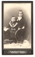 Fotografie Alfred Richer, Radebeul, Carolastrasse 5, Zwei Modisch Gekleidete Kleine Jungen Mit Reifen  - Personnes Anonymes