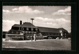 AK Celle, Bahnhof Mit Terrasse Der Bahnhofs-Gaststätten Von Der Strasse Gesehen  - Celle