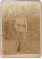 Fotografie Fotograf Unbekannt, Deutsch-Südwestafrika Schutztruppe, DSWA - Soldat H. Klein In Tropenuniform Mit Gewehr  - War, Military