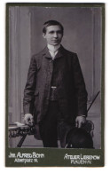 Fotografie Alfred Bohn, Plauen I. V., Albertplatz 14, Junger Mann Im Anzug Mit Krawatte  - Personnes Anonymes