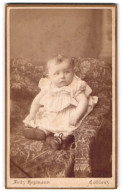 Fotografie Fritz Hegmann, Coblenz, Clemensstrasse 15, Süsses Baby Im Weissen Kleid  - Personnes Anonymes