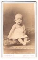 Fotografie A. Sternitzki, Braunschweig, Steinweg 10, Süsses Baby Sitzt Auf Kissen  - Personnes Anonymes