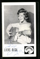 AK Musikerin Lieve Olga Mit Breitem Lachen Und Gitarre, Autograph  - Music And Musicians