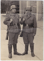 Soldaten Wehrmacht In Voller Montur WK2 Zweiter Weltkrieg Wehrmacht Privatfotokarte 1940 - Non Classés