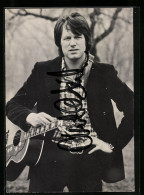 AK Musiker Gunter Gabriel Mit Gitarre Vor Einem Baum, Autograph  - Musik Und Musikanten