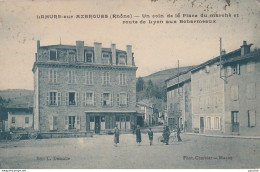 Z23- 69) LAMURE SUR AZERGUES (RHONE) UN COIN DE LA PLACE DU MARCHE ET ROUTE DE LYON AUX ECHARMEAUX  - (ANIMEE - 2 SCANS) - Autres & Non Classés