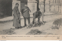 Z11- GUERRE 1914 - OFFICIERS D INFANTERIE FLEURISSANT UNE TOMBE - (MILITARIA - WW1 - 2 SCANS) - Guerra 1914-18