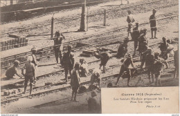 Z5- GUERRE 1914 (SEPTEMBRE) LES SOLDATS HINDOUS PREPARENT LES FEUX - POUR LEUR REPAS  - MILITARIA - WW1  - 2 SCANS) - Guerre 1914-18