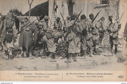 Z5- GUERRE 14/18 - A NEUFMONTIERS TIRAILLEURS MAROCAINS INVENTORIANT LEUR BUTIN - MILITARIA - WW1  - 2 SCANS) - Guerra 1914-18